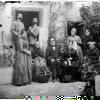 Domingo de Fleix, baró de Fleix, amb bastó, i Manuela Rosés Roig, fent ganxet, asseguda. Retrat familiar, a finals del segle XIX, en el pati interior de can Rosés (fotografia AMP)