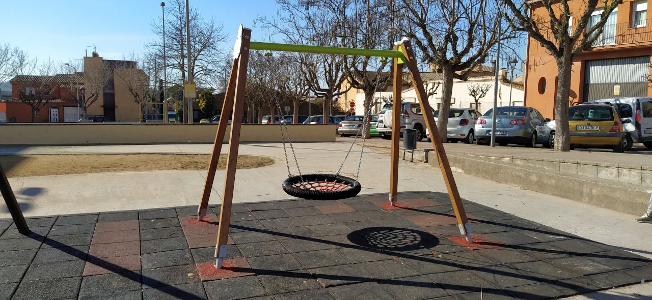 Nou gronxador inclusiu a la plaça  Sant Jordi de Palafrugell, Àrea de Serveis Municipals, Ajuntament de Palafrugell
