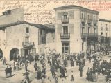 La correspondència a través de les postals descobreix racons i activitats inèdits de les nostres contrades, com aquest dia de mercat a Banyoles l'any 1908 (AMP/Col. família Bassa)