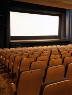 Platea del Teatre Municipal amb la pantalla de cine